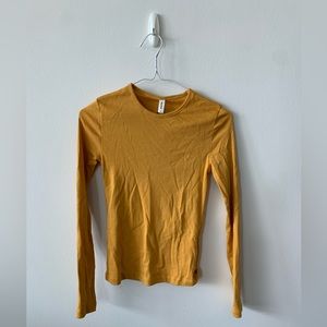 BNWT KOTN fitted long sleeve in Dijon